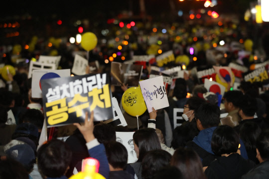 '검찰개혁! 공수처 설치!'      (서울=연합뉴스) 임화영 기자 = 19일 오후 서울 여의도 국회 앞에서 열린 '사법적폐청산을 위한 제10차 검찰개혁 촛불문화제'를 마친 뒤 참가자들이 촛불을 들고 공수처 설치, 검찰개혁 법안 통과 등을 촉구하는 행진을 하고 있다. 2019.10.19      hwayoung7@yna.co.kr  (끝)